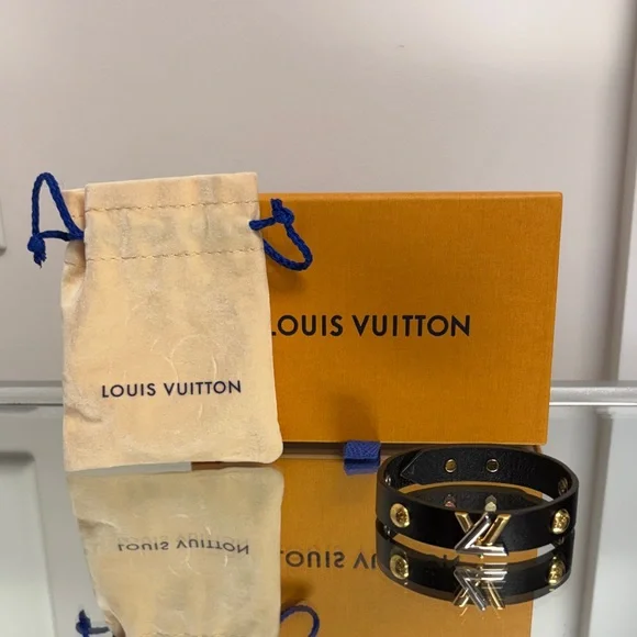 👛Host Pick👛 Louis Vuitton Black and Gold “Twist” Leather Bracelet - Picture 2 of 8
